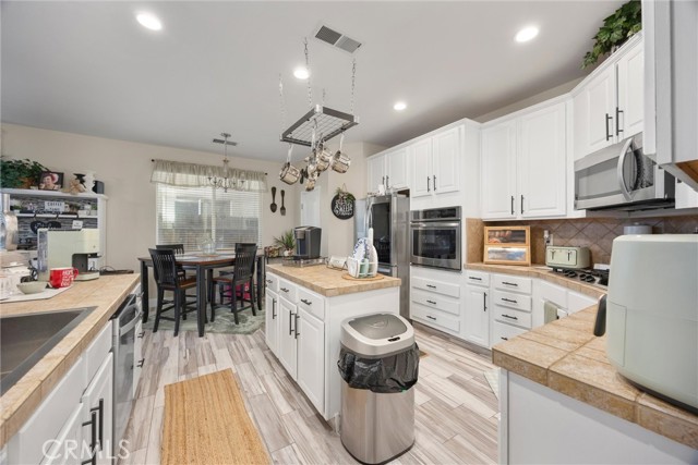 11113 Cypress Falls Avenue, Bakersfield CA: https://media.crmls.org/medias/8ee978fa-bbdc-4860-ba84-c708238cd3a4.jpg