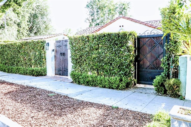 5437 Ventura Canyon Avenue, Sherman Oaks CA: https://media.crmls.org/medias/8ee991eb-22ff-4835-9243-96235857e513.jpg