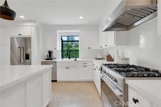 Detail Gallery Image 6 of 29 For 19943 Oxnard, Woodland Hills,  CA 91367 - 4 Beds | 3 Baths