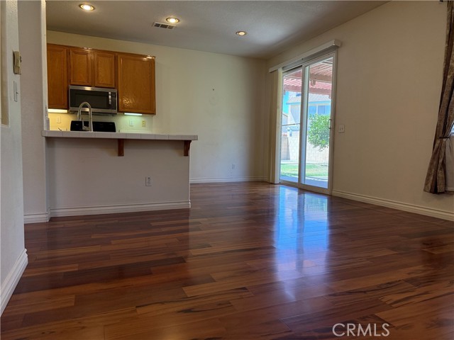 6425 Marigold Street, Eastvale CA: https://media.crmls.org/medias/8eeaef85-ba5d-4a1e-a4e6-4556baf322bd.jpg