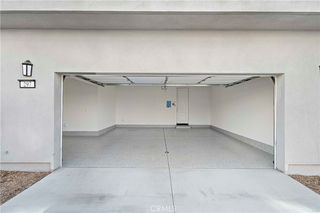 https://media.crmls.org/medias/8eeeb9d7-7861-413b-80d3-a04992f56d88.jpg?preset=X-Large