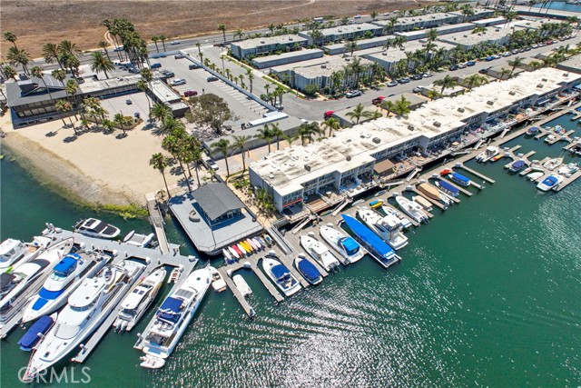 4062 Aladdin Drive, Huntington Beach CA: https://media.crmls.org/medias/8ef007cd-1003-4d2c-9d51-61e3b8b92351.jpg