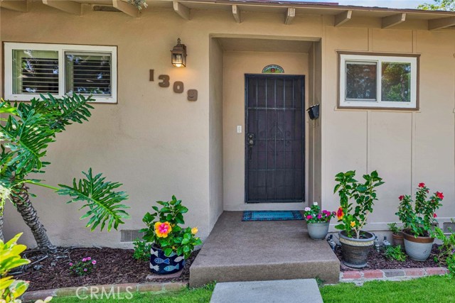 1309 N Linwood Avenue, Santa Ana CA: https://media.crmls.org/medias/8ef11443-235c-466c-8ba7-cf20a77fb510.jpg