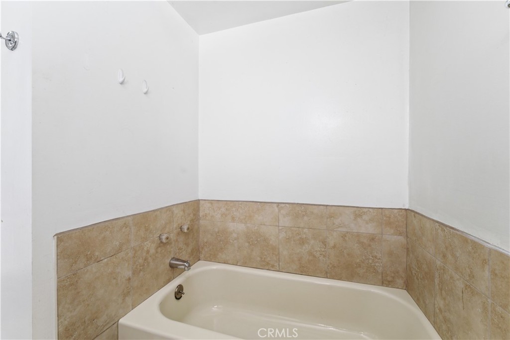 https://media.crmls.org/medias/8ef196a9-b232-45a3-882e-002340186d17.jpg?preset=X-Large