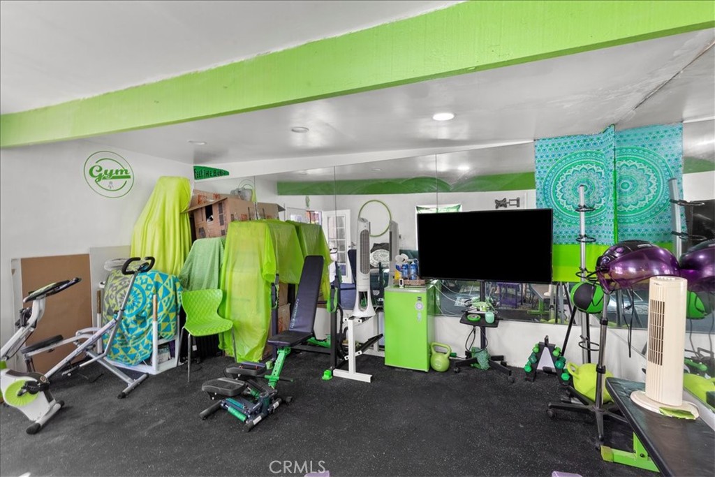https://media.crmls.org/medias/8ef4d90e-a45e-4e8b-bed3-9831a103b425.jpg?preset=X-Large