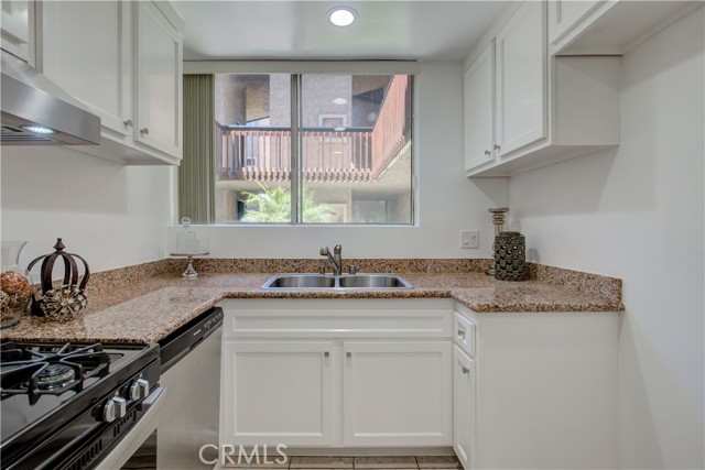 Detail Gallery Image 7 of 30 For 5901 Canterbury Dr #12,  Culver City,  CA 90230 - 2 Beds | 2 Baths