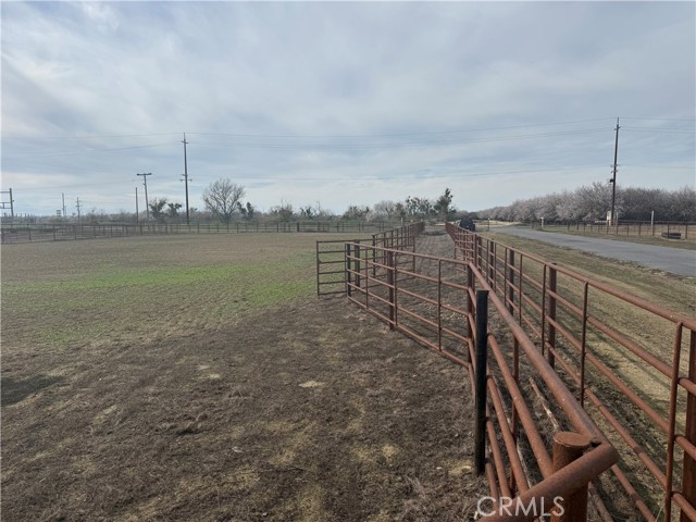 Detail Gallery Image 15 of 70 For 25565 Road 13, Chowchilla,  CA 93610 - 4 Beds | 3 Baths