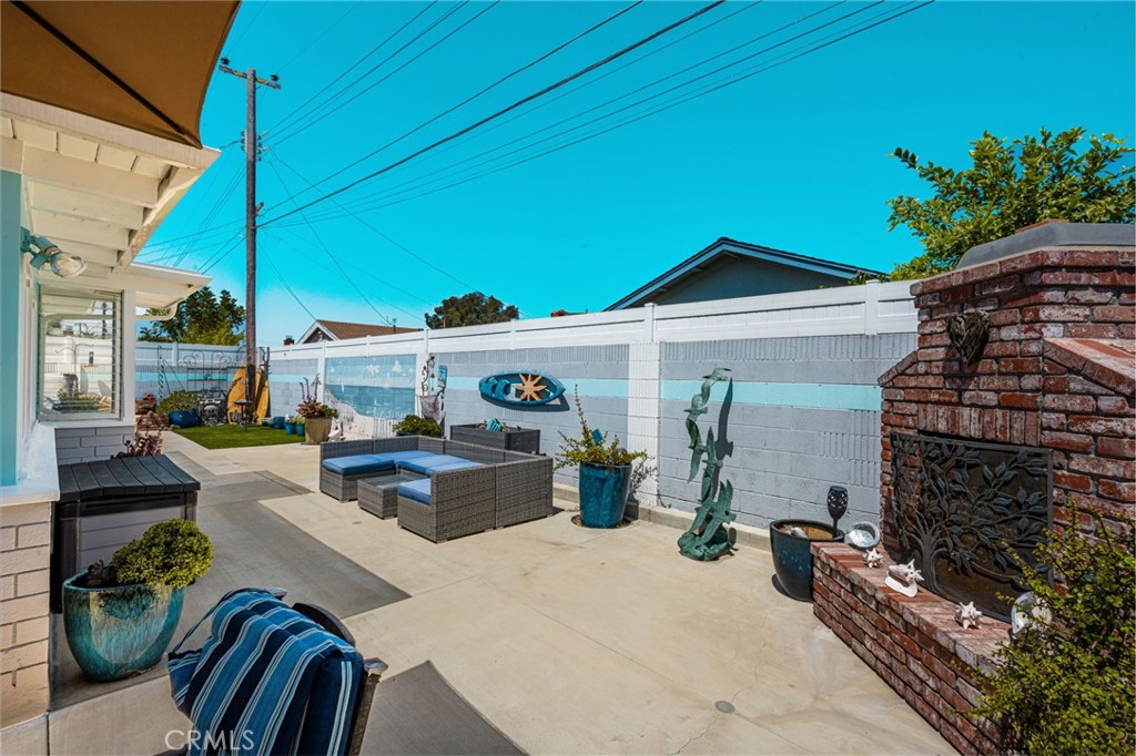 https://media.crmls.org/medias/8ef8aa58-1401-4995-bc6b-6c5ec748bc52.jpg?preset=X-Large