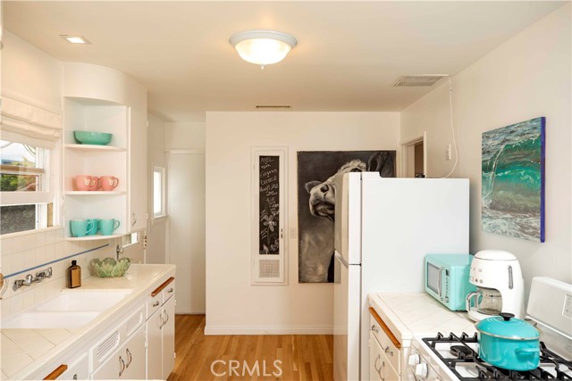 204 38th Street, Manhattan Beach, California 90266, 3 Bedrooms Bedrooms, ,2 BathroomsBathrooms,Residential,Sold,38th,SB22186761