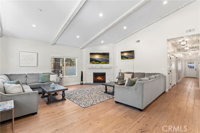 Detail Gallery Image 6 of 44 For 374 Mountainaire Ln, Big Bear Lake,  CA 92315 - 4 Beds | 3 Baths