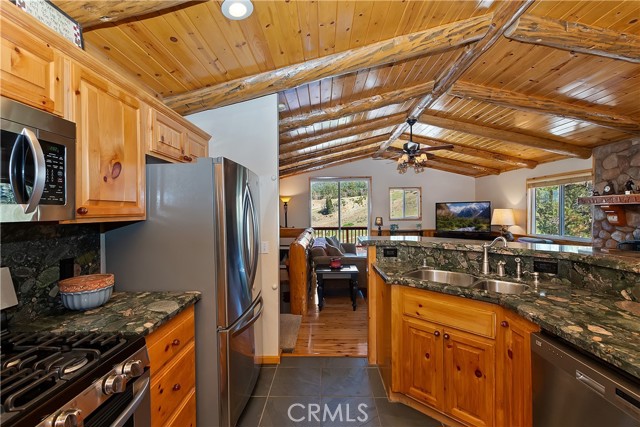 Detail Gallery Image 17 of 50 For 1362 Balsam Dr, Big Bear Lake,  CA 92315 - 4 Beds | 3 Baths