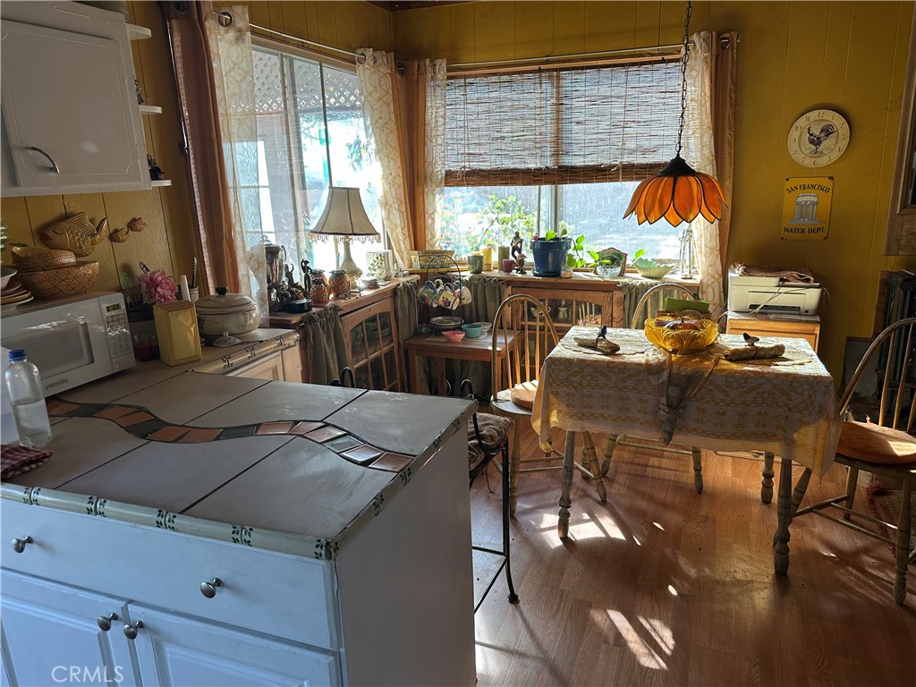https://media.crmls.org/medias/8efc64e7-2768-494d-80c5-f60172005a17.jpg?preset=X-Large