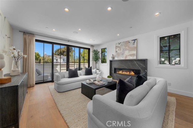 Detail Gallery Image 21 of 75 For 676 18th St, Manhattan Beach,  CA 90266 - 6 Beds | 6/2 Baths