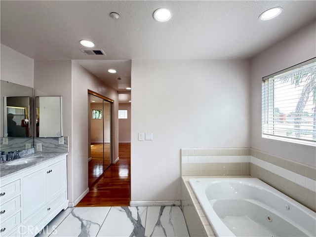 Detail Gallery Image 16 of 24 For 9030 Hayvenhurst Ave, North Hills,  CA 91343 - 4 Beds | 2/1 Baths