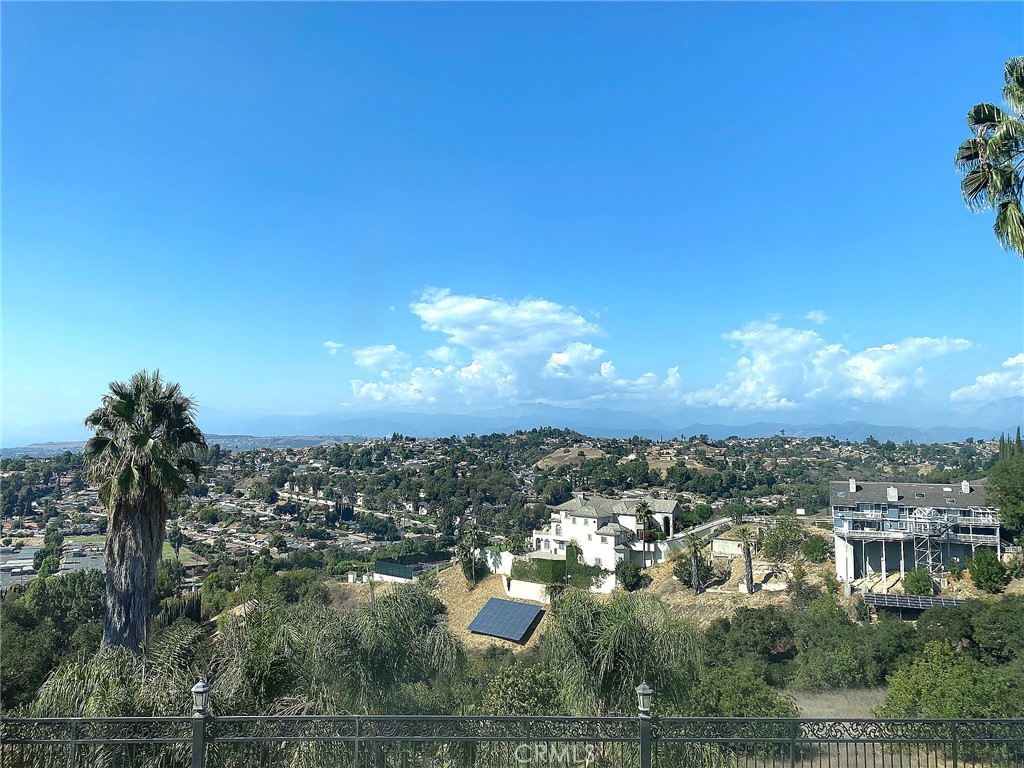 https://media.crmls.org/medias/8efdd3ff-54fa-4677-aa3c-a9641ebfb7b9.jpg?preset=X-Large