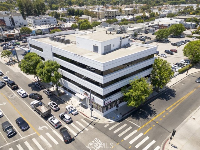 4419 Van Nuys Boulevard, Sherman Oaks CA: https://media.crmls.org/medias/8eff36e5-bf4c-4999-a9d2-26c819eca3bf.jpg