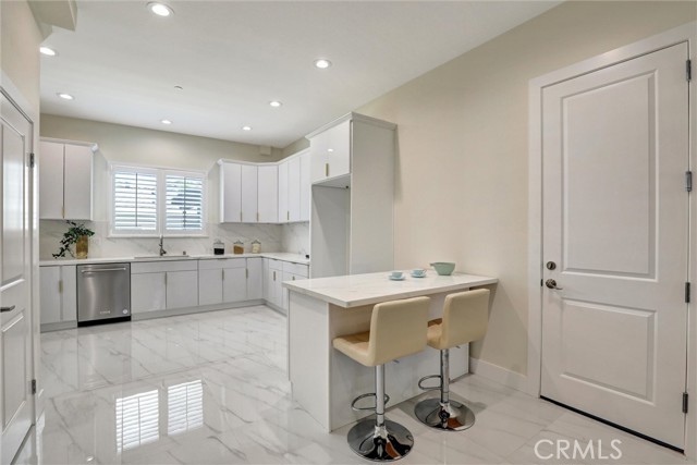 Detail Gallery Image 12 of 59 For 19002 Delaware St, Huntington Beach,  CA 92648 - 6 Beds | 5/1 Baths