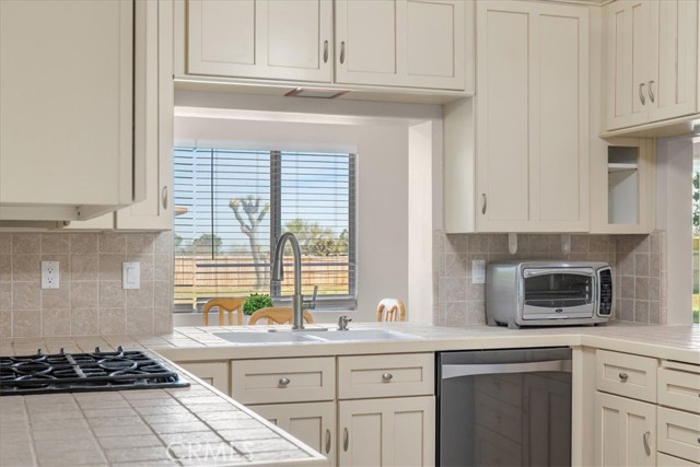 Detail Gallery Image 13 of 34 For 1831 W Avenue L12, Lancaster,  CA 93534 - 5 Beds | 2 Baths