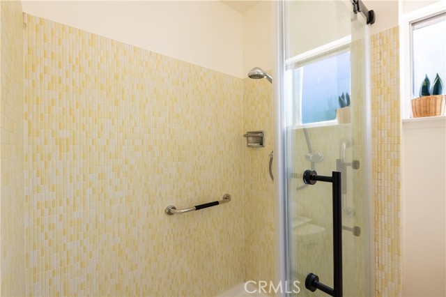 Detail Gallery Image 19 of 28 For 16990 Escalon Dr, Encino,  CA 91436 - 3 Beds | 2/1 Baths