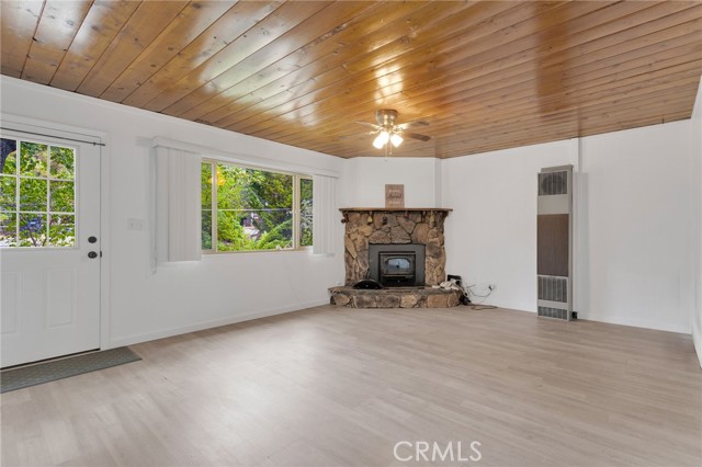 412 San Bernardino Avenue, Sugarloaf CA: https://media.crmls.org/medias/8f05ad81-e495-4b3e-bea8-376778ccb566.jpg