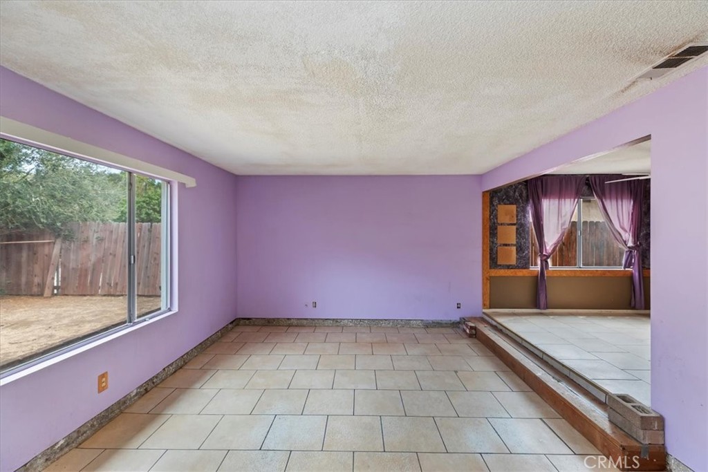 https://media.crmls.org/medias/8f063633-db67-46dd-9f0c-0de7df35e500.jpg?preset=X-Large