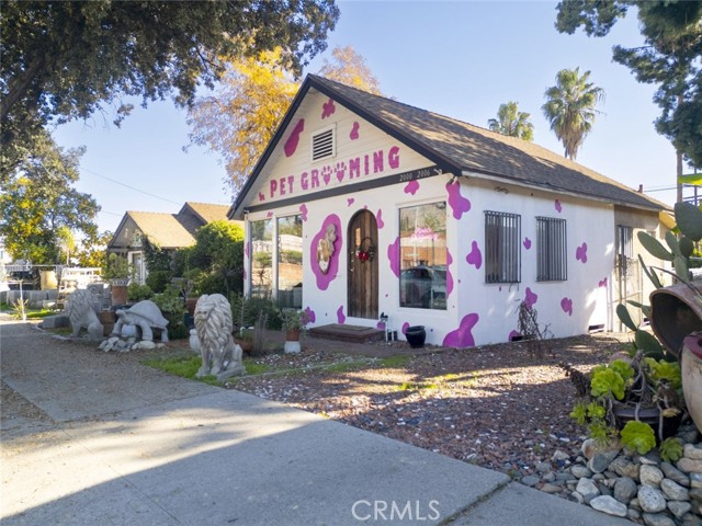 2006 E Foothill Boulevard, Pasadena CA: https://media.crmls.org/medias/8f06a6a5-4a56-4395-bfa8-b72b94a2a0fb.jpg