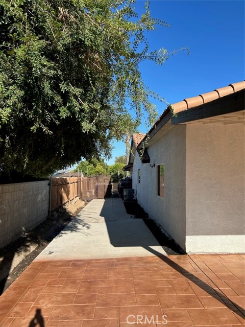 8138 Camelot Road, Riverside CA: https://media.crmls.org/medias/8f07349c-c223-44da-bc69-e43364e9f39c.jpg