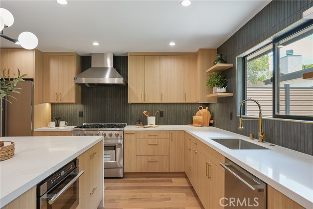 Detail Gallery Image 10 of 41 For 23240 Leonora Dr, Woodland Hills,  CA 91367 - 5 Beds | 5 Baths