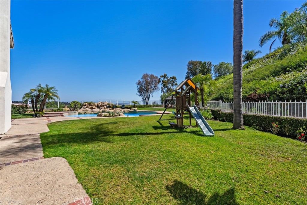 https://media.crmls.org/medias/8f0b7d35-0d8f-4e75-a874-1f602597cd05.jpg?preset=X-Large