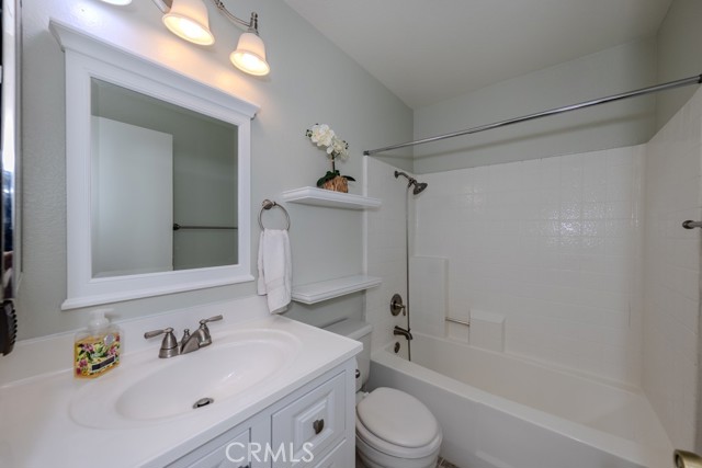 8437 E Amberwood Street, Anaheim Hills CA: https://media.crmls.org/medias/8f0d7e70-2dcd-474a-ac71-5ede2563339e.jpg