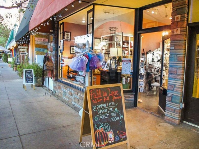 11100 Acama Street, Studio City CA: https://media.crmls.org/medias/8f15af16-ddf9-4489-8337-598b9eef3a96.jpg