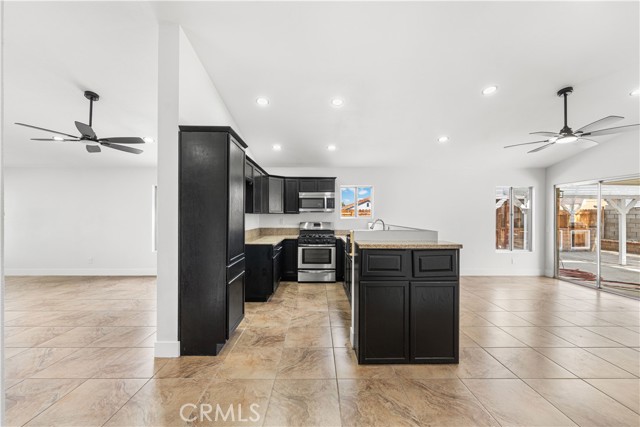 Detail Gallery Image 12 of 58 For 4042 E Avenue R6, Palmdale,  CA 93552 - 3 Beds | 2 Baths