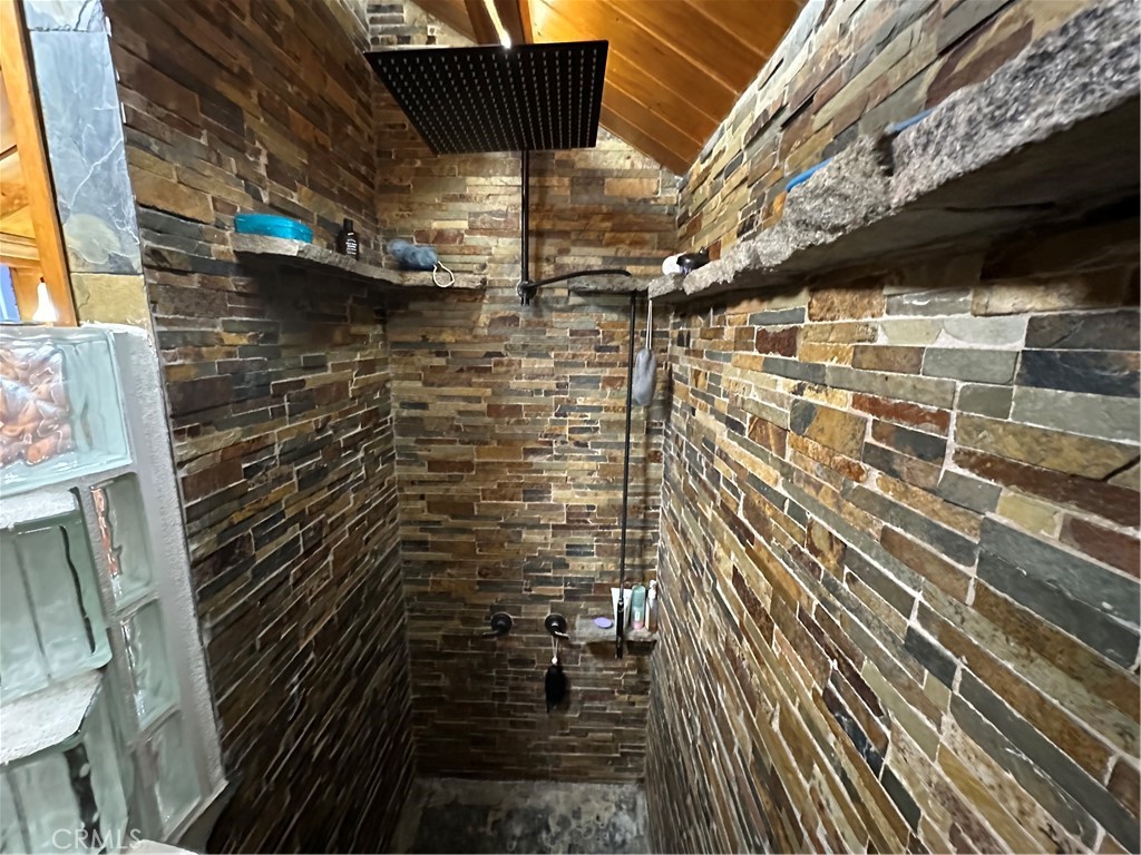 https://media.crmls.org/medias/8f1acd10-0007-46e1-a811-ac6b5b3100bb.jpg?preset=X-Large