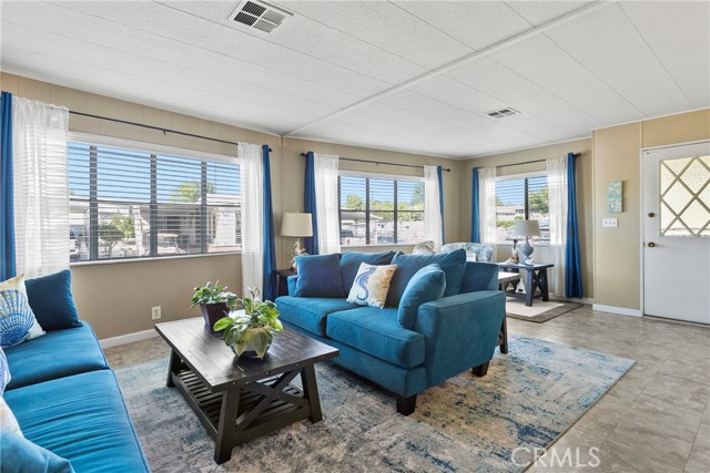 24921 Muirlands Boulevard, Lake Forest CA: https://media.crmls.org/medias/8f1e5e65-7ecf-4ad7-a908-f88bd1ae0982.jpg