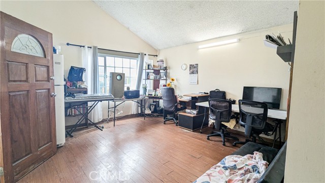 13522 Carnaby Street, Cerritos CA: https://media.crmls.org/medias/8f201c8e-bcda-46dc-b8e6-ae2c2c60307c.jpg