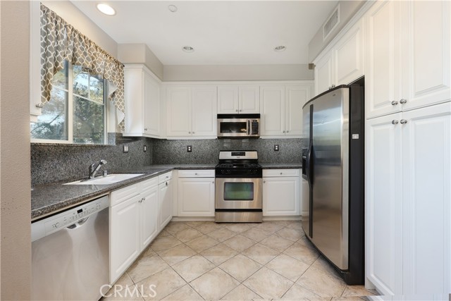 Detail Gallery Image 12 of 28 For 155 Zephyr Run, Tustin,  CA 92782 - 3 Beds | 3/1 Baths