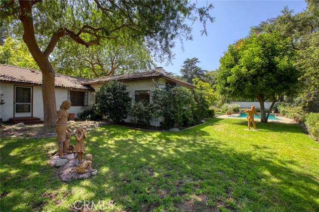 1075 Pine Oak Lane, Pasadena CA: https://media.crmls.org/medias/8f206f78-84cd-4ac4-9fc1-3e945968f5b9.jpg