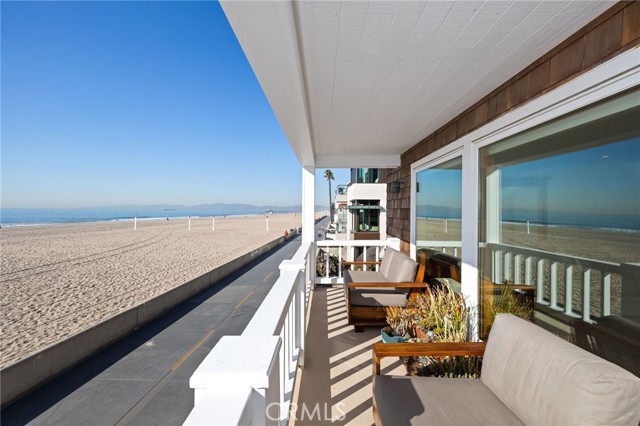 Detail Gallery Image 7 of 51 For 3205 the Strand, Hermosa Beach,  CA 90254 - 4 Beds | 3/1 Baths