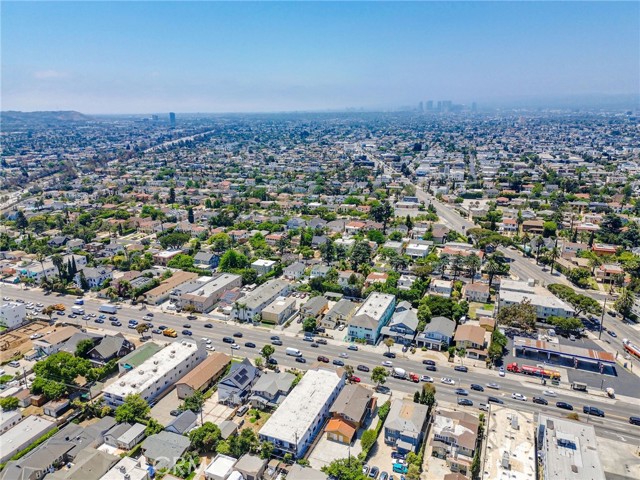 2104 Crenshaw Boulevard, Los Angeles CA: https://media.crmls.org/medias/8f23390d-da50-44e5-bbbd-97a7fb572a60.jpg