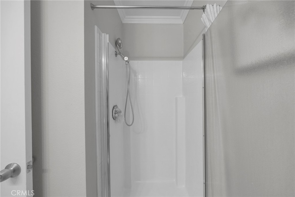 https://media.crmls.org/medias/8f250517-5d38-4d4e-8729-ea897c093bc7.jpg?preset=X-Large