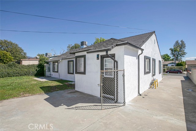 10955 Burnet Avenue, Mission Hills (San Fernando) CA: https://media.crmls.org/medias/8f25fead-c114-45d4-b8c6-1b6fbc72a02e.jpg