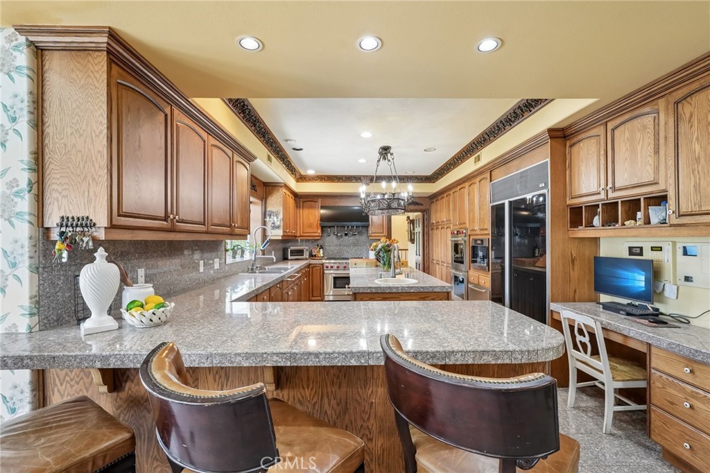 https://media.crmls.org/medias/8f27f2f9-0864-432f-8fc2-47f9be2e0fef.jpg?preset=X-Large