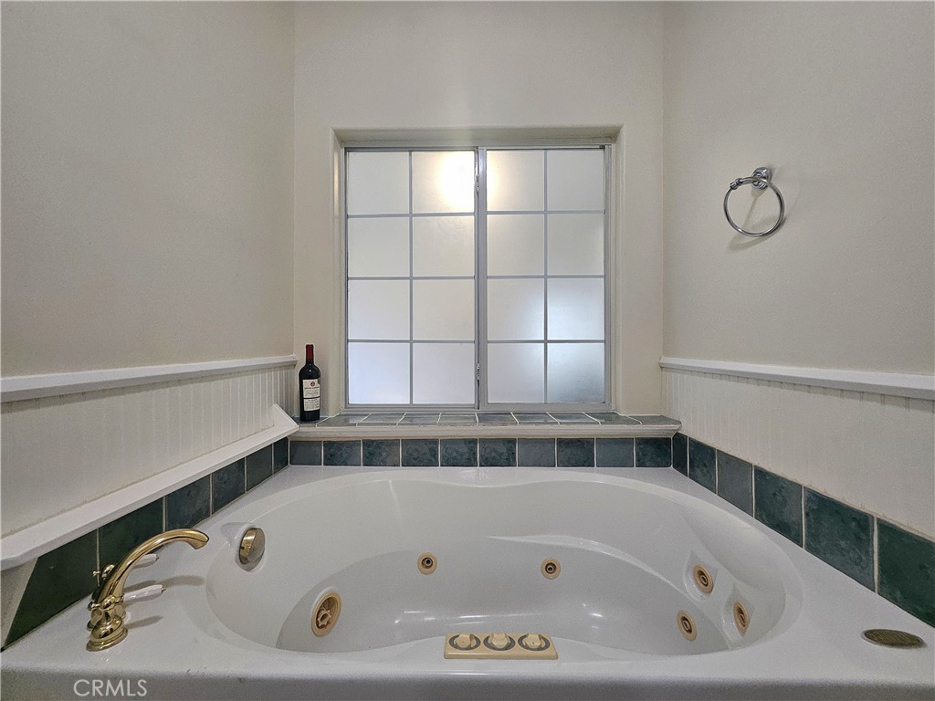 https://media.crmls.org/medias/8f28293e-2bbb-4c69-9a22-40d50943a070.jpg?preset=X-Large