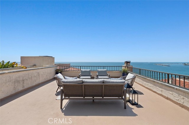 555 Esplanade, Redondo Beach CA: https://media.crmls.org/medias/8f28cda0-0844-4d08-8670-7495a0a441ea.jpg