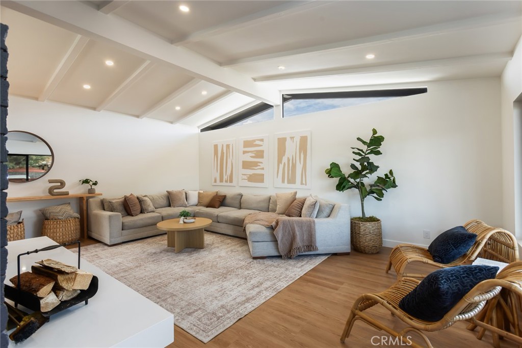 https://media.crmls.org/medias/8f29d88e-2380-46d0-8376-ac513d54e168.jpg?preset=X-Large