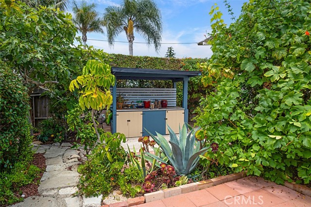 555 Through Street, Laguna Beach CA: https://media.crmls.org/medias/8f2a01a5-f08b-408d-ac96-b277b01d994a.jpg