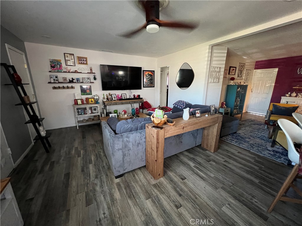 https://media.crmls.org/medias/8f2abfff-6a16-4967-8d66-60e487e4be53.jpg?preset=X-Large