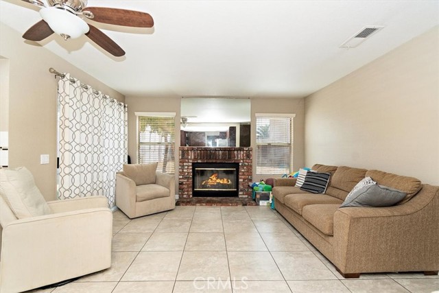 Detail Gallery Image 5 of 36 For 1126 Navarre Dr, Hemet,  CA 92543 - 4 Beds | 2/1 Baths