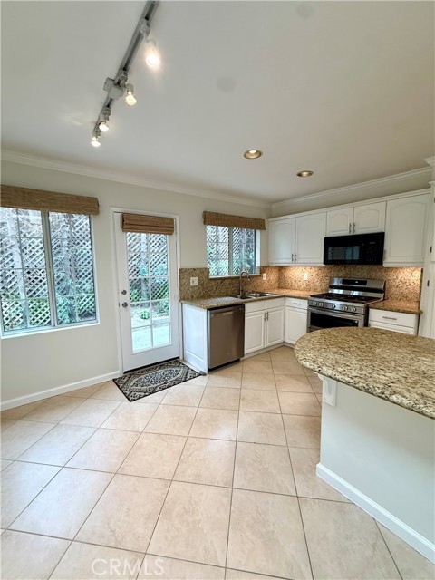 Detail Gallery Image 5 of 10 For 635 Saint Anns Dr, Laguna Beach,  CA 92651 - 2 Beds | 1 Baths