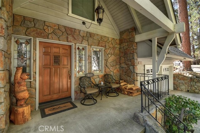 Detail Gallery Image 5 of 49 For 28065 Peninsula, Lake Arrowhead,  CA 92352 - 4 Beds | 3/1 Baths